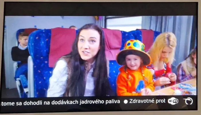 LCD monitor s video obsahom pre cestujúcich